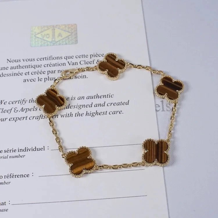 Unbranded Jewelry Five Clover Motif Chain Bracelet — 9