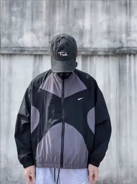 Nike Windbreaker Jacket Black and Gray Outerwear.windbreaker - 1