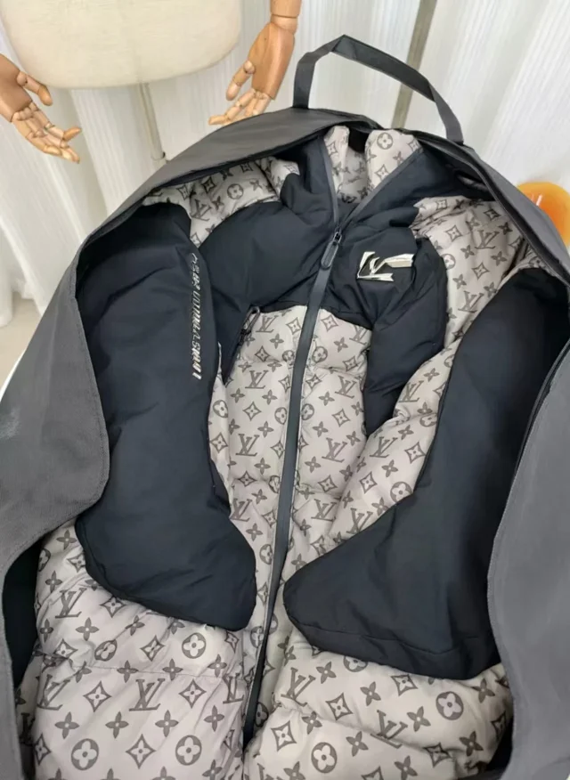 Louis Vuitton LV Monogram product detail image 5