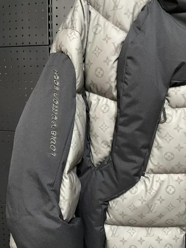 Louis Vuitton LV Monogram product detail image 11