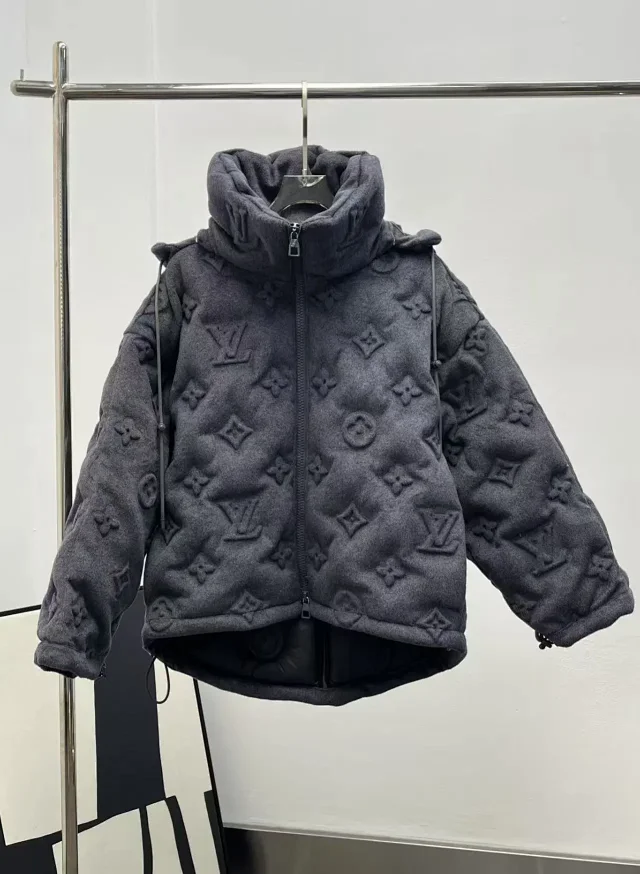 Louis Vuitton LV Monogram product detail image 14