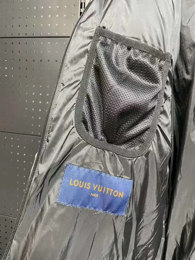 Louis Vuitton LV Monogram product detail image 13
