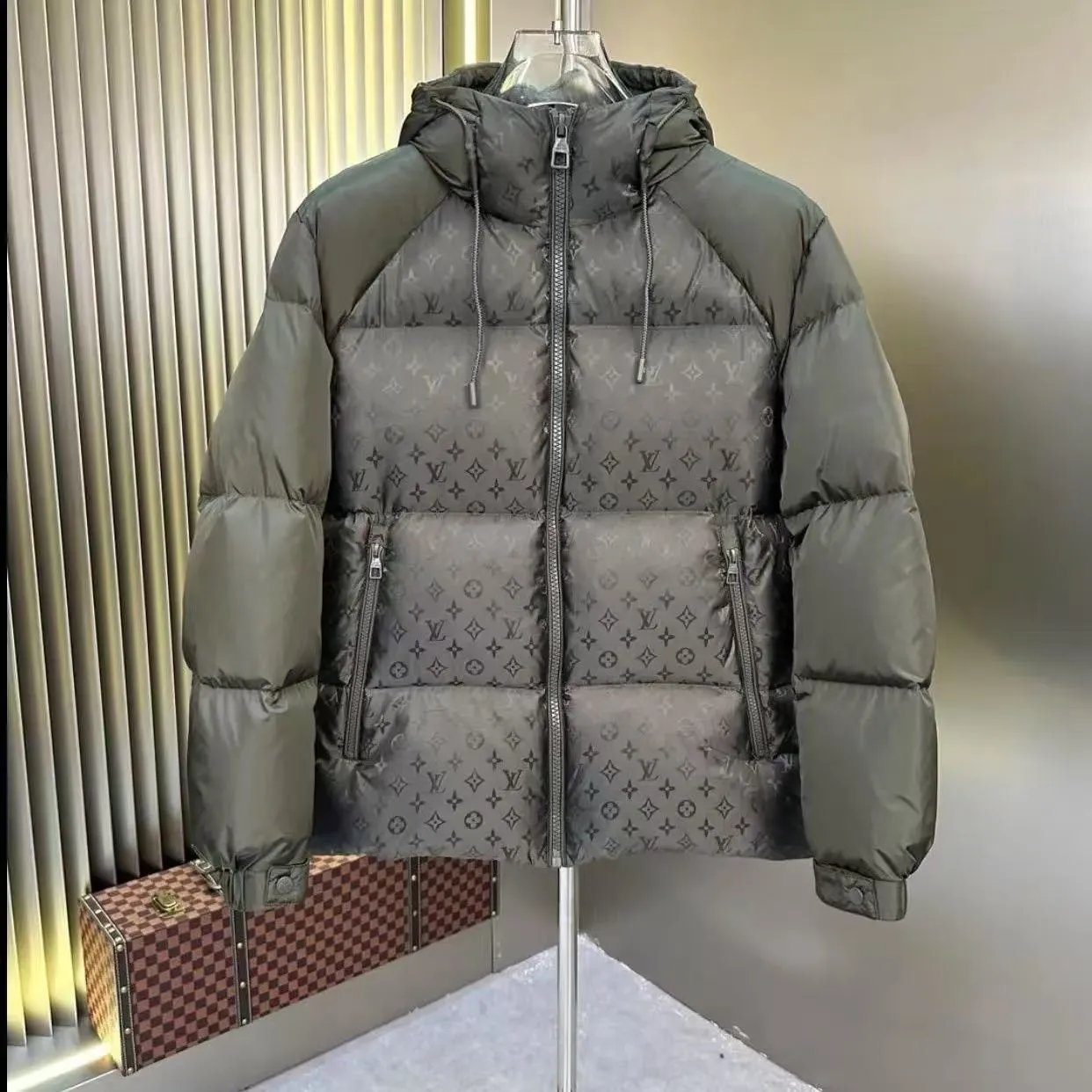 LV dark green (white duck down content 95%)