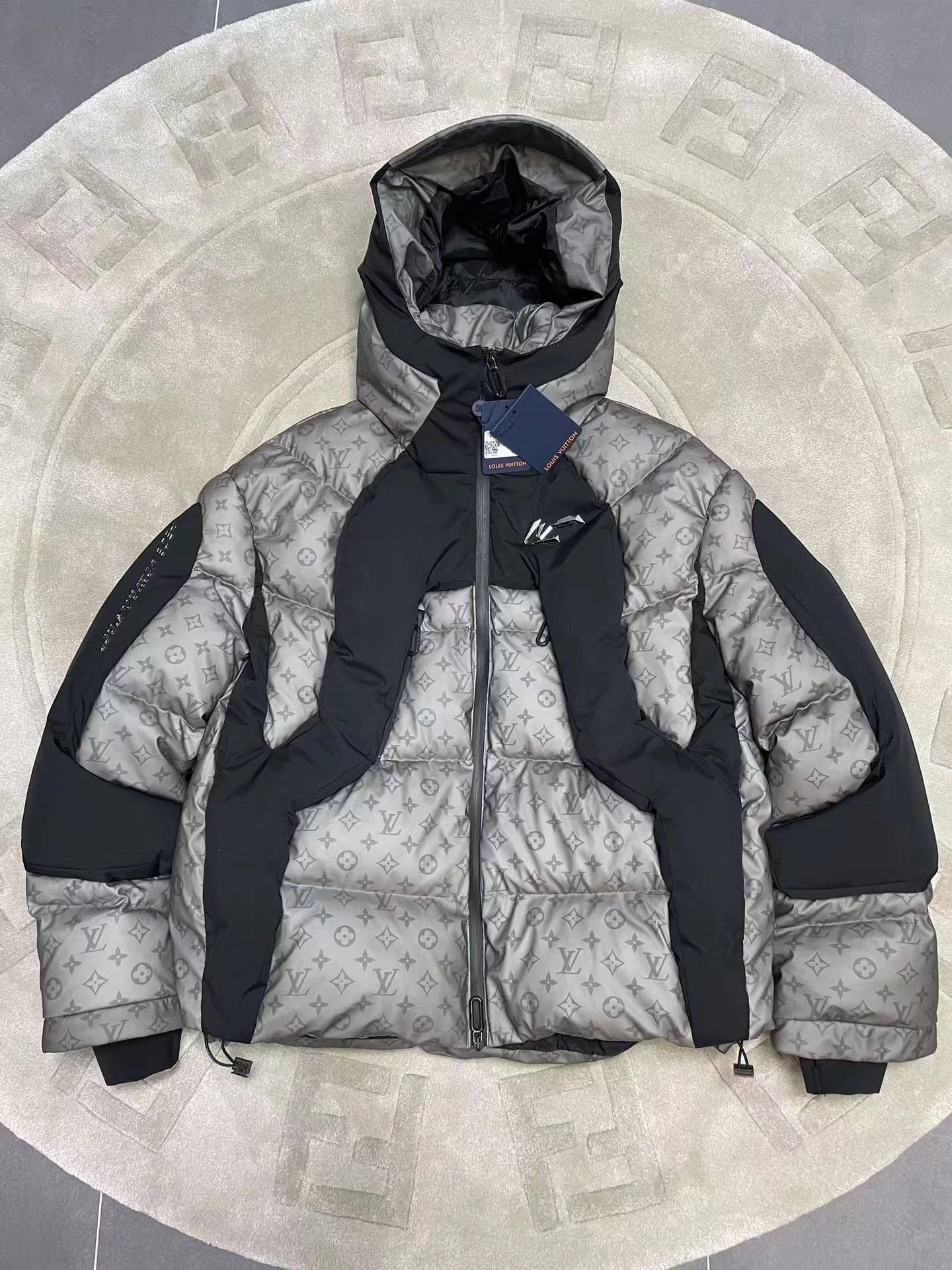 LV high-quality down jacket (with 95% white duck down content)