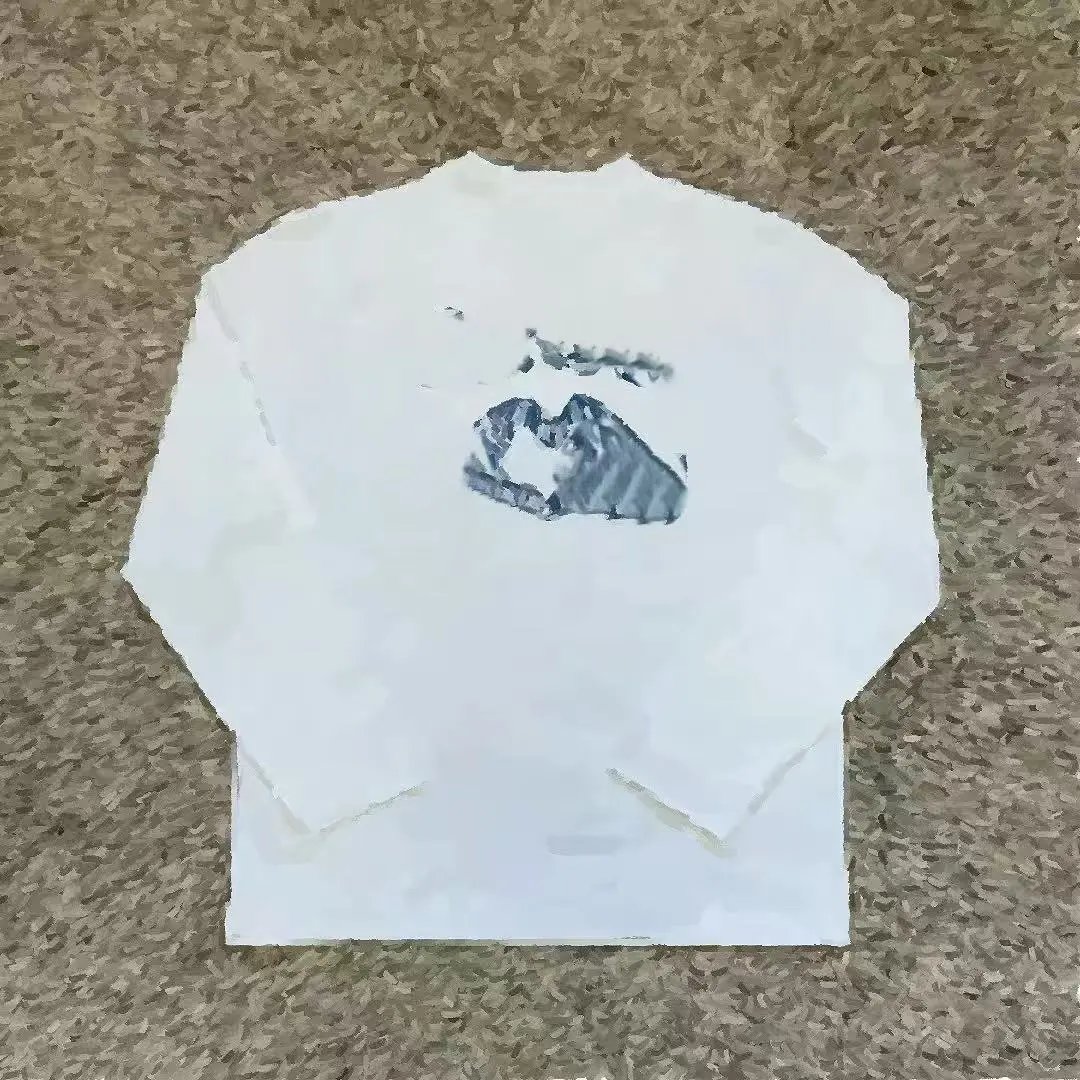 A short sleeved handshake heart-shaped white long sleeved shirt