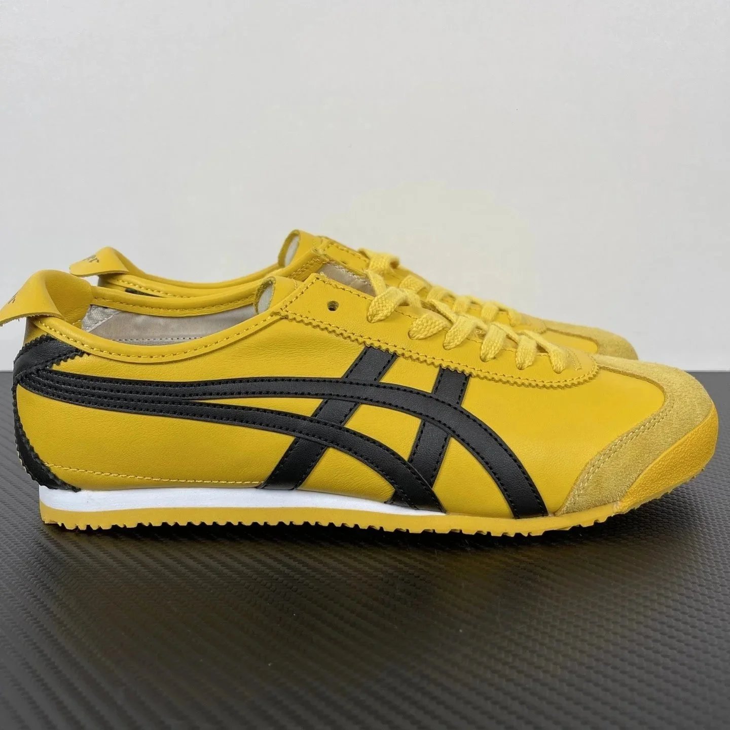 Onitsuka Tiger Sneakers Mexico 66 — Yellow and black Bruce Lee 1183C196-020
