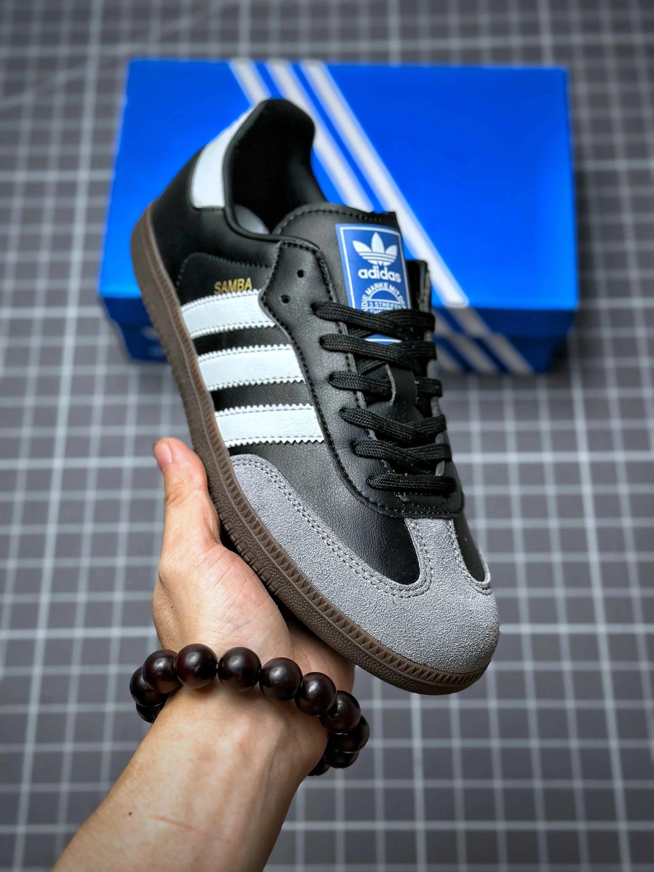 black with white stripes (e.g. on blackboards, trains, buses etc)