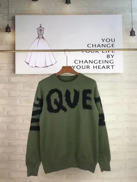 Design Streetwear Knit Sweater Olive Green with Bold 'QUE' Graphic - 1