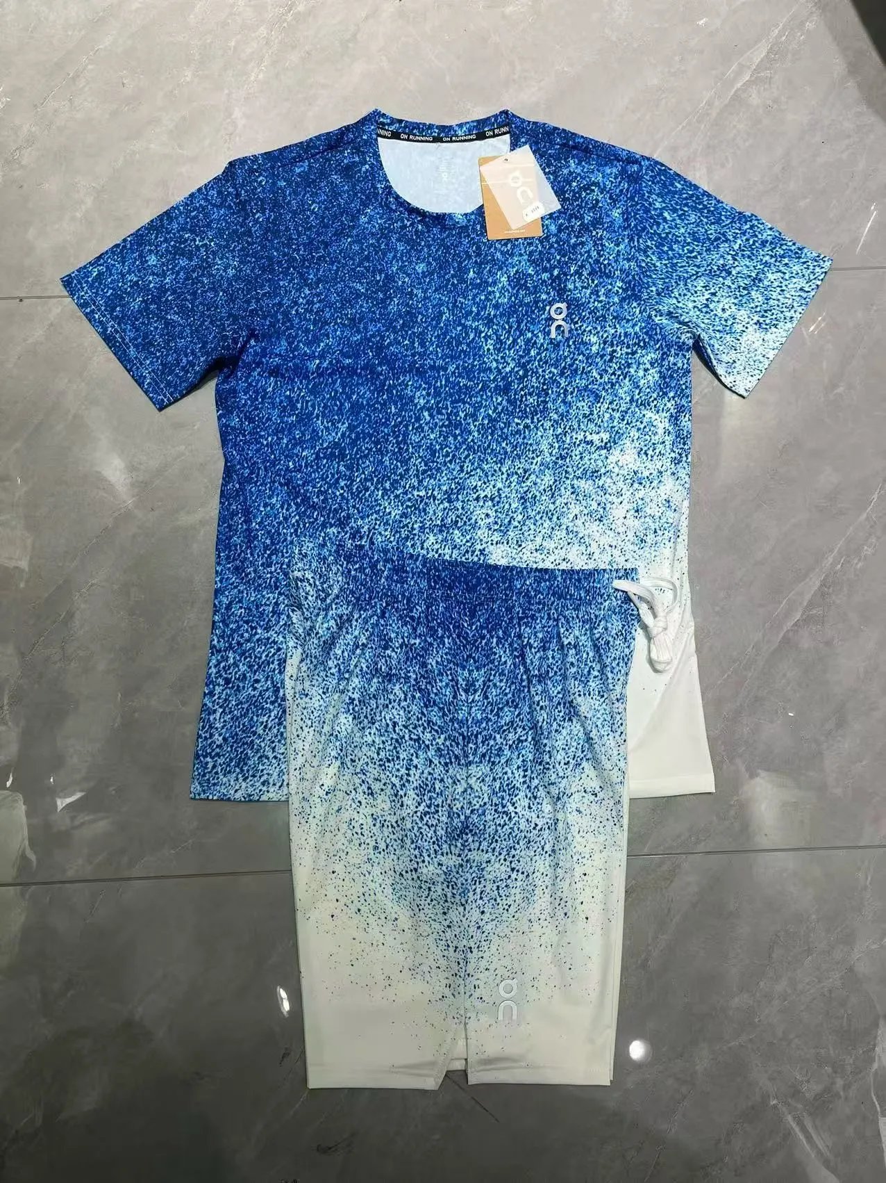 On Matching Sets Short-sleeve T-shirt and shorts set with speckled gradient print image 5