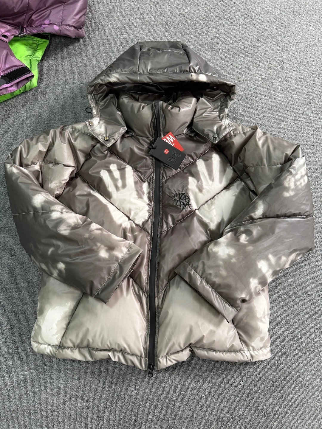 Unbranded Jackets DX 253-7 hooded color-changing padded jacket with handprint design image 3