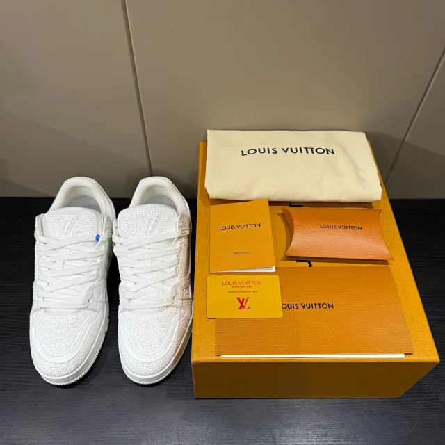 Louis Vuitton Sneakers Pearl-Embellished Low-Top product detail image 3