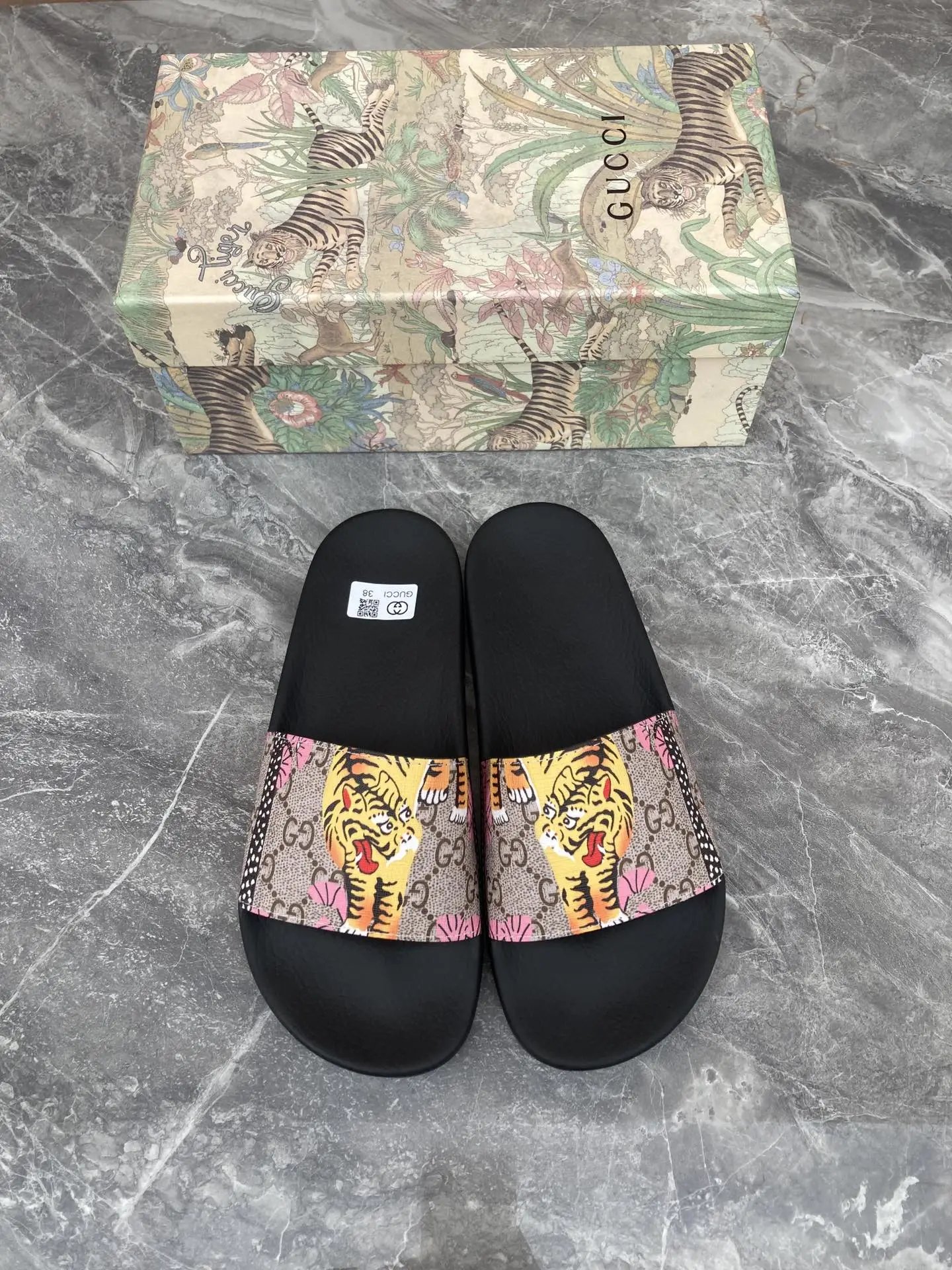 Gucci GG Supreme Tiger Print Slide Pink