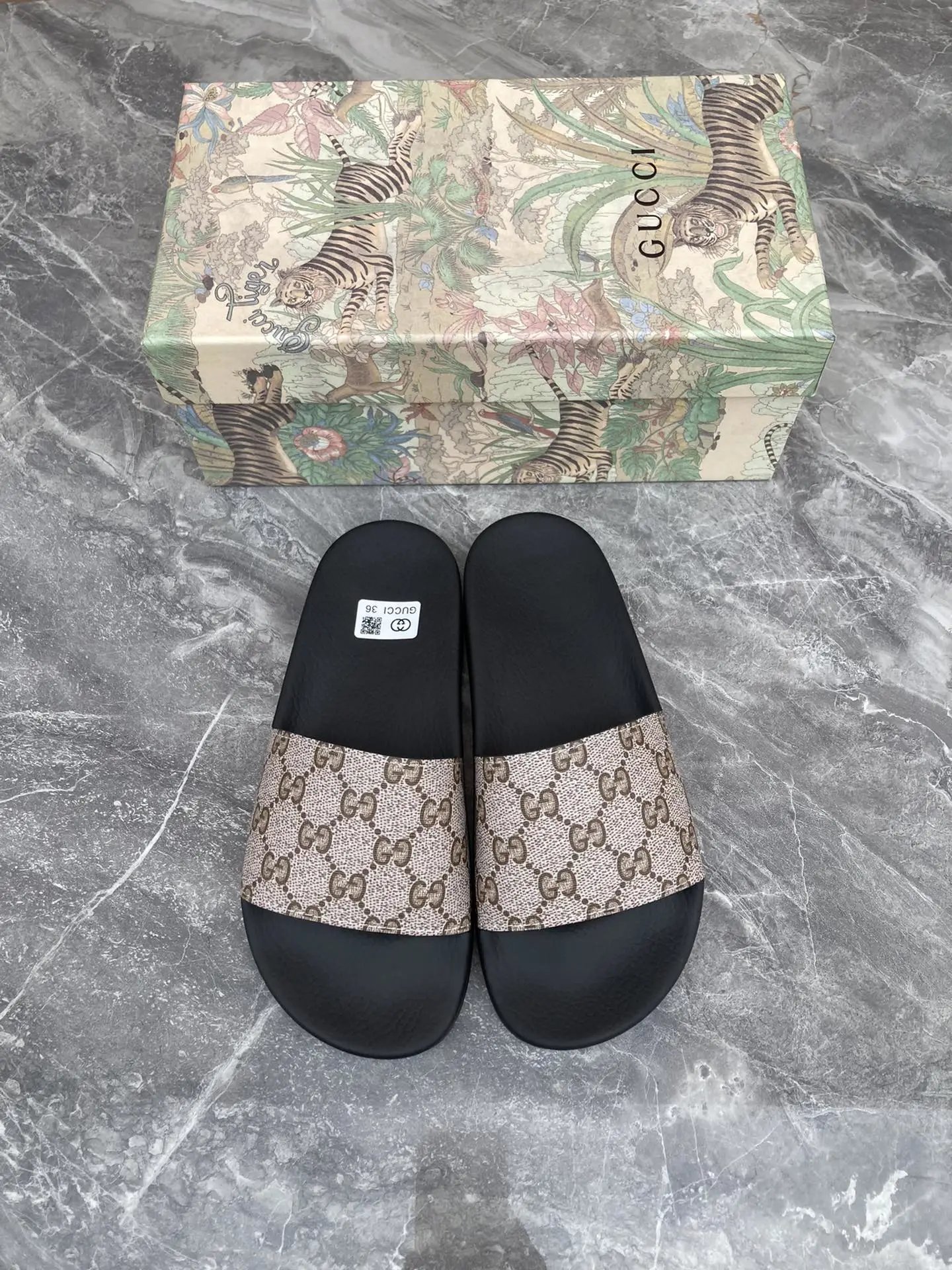 Gucci GG Supreme Monogram Slide Beige Black