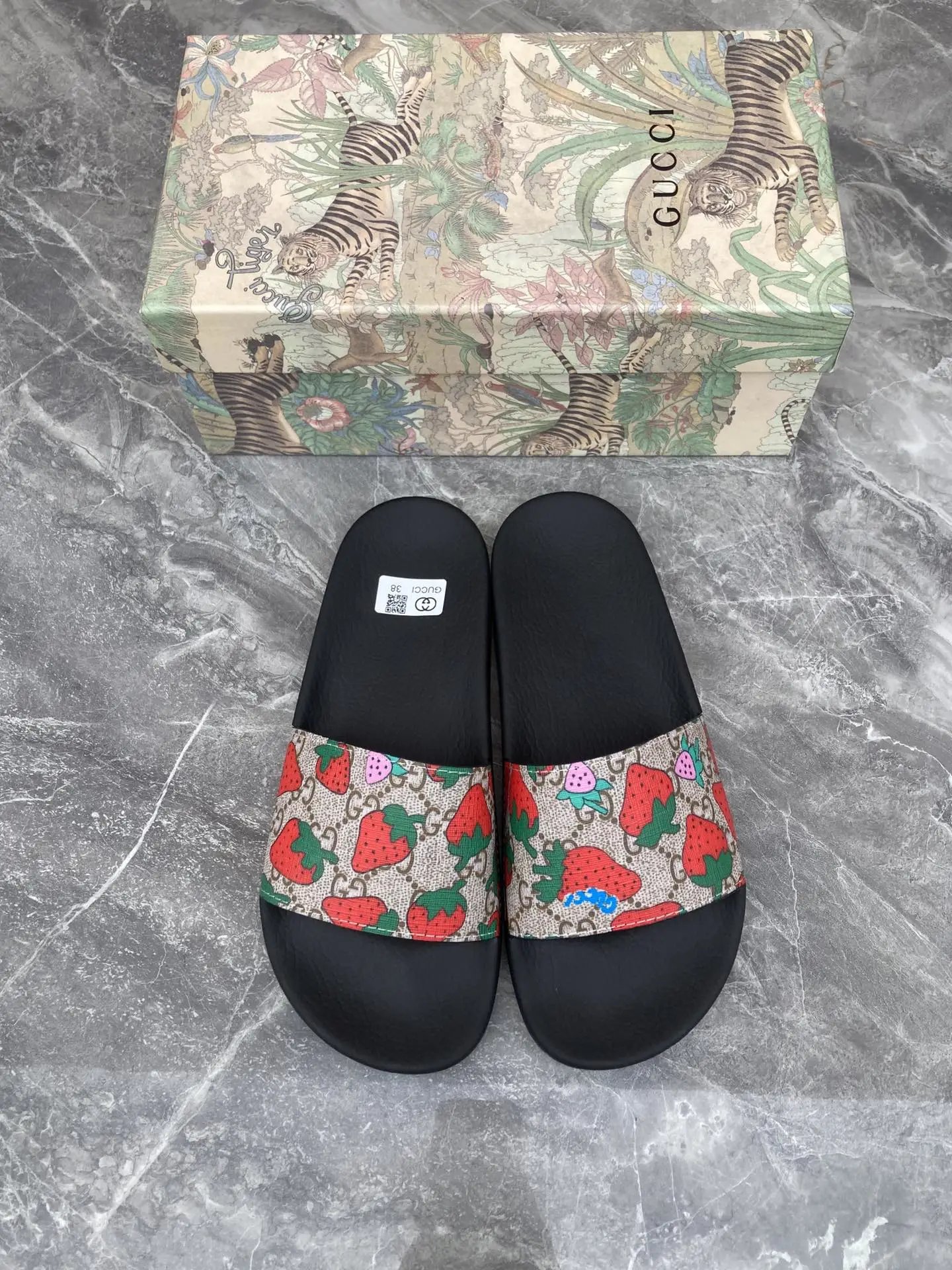 Gucci GG Supreme Strawberry Slide Black
