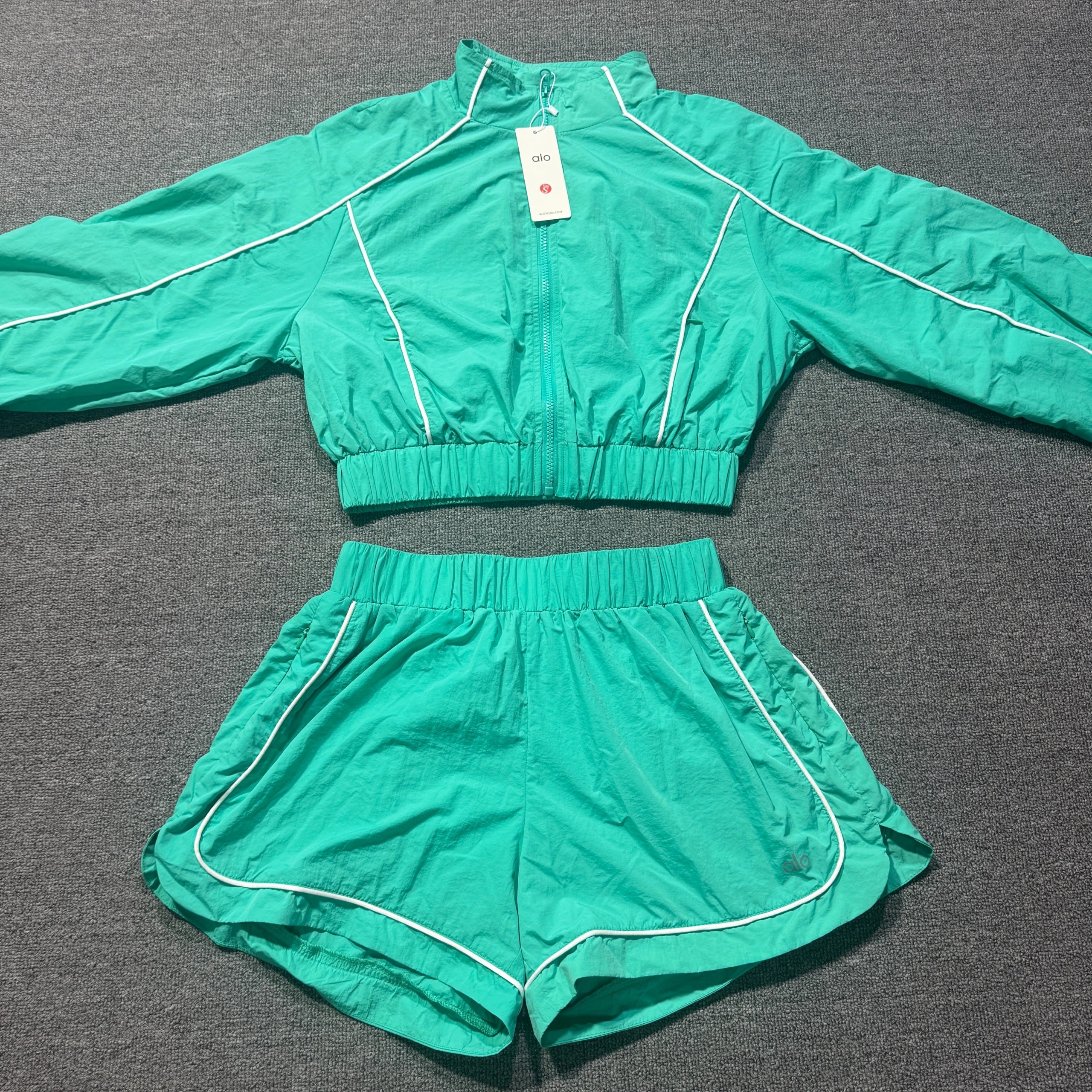Alo Matching Sets DX 82-7 zip-up jacket and shorts set with contrast piping image 4