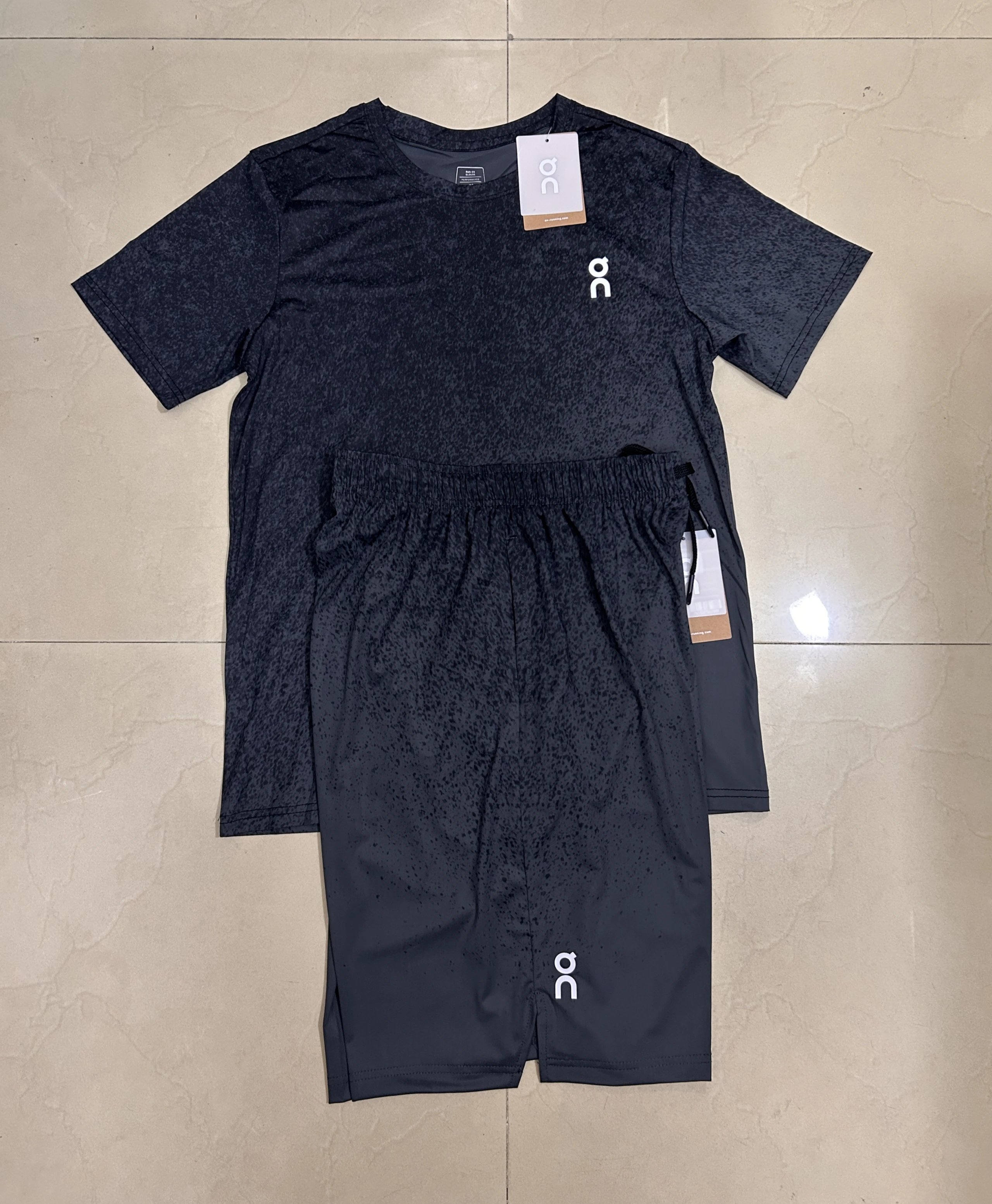On Matching Sets Short-sleeve T-shirt and shorts set with speckled gradient print image 6
