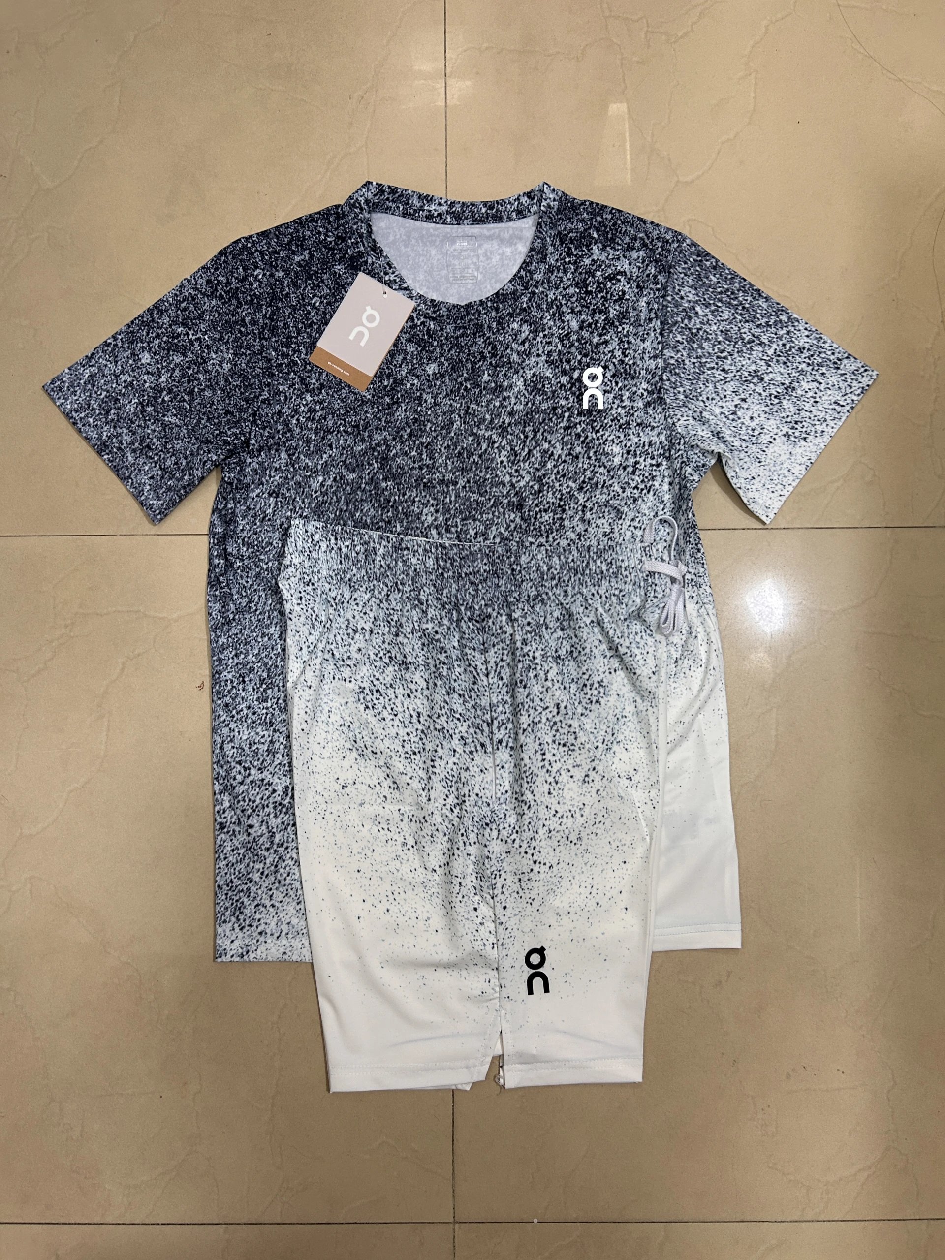 On Matching Sets Short-sleeve T-shirt and shorts set with speckled gradient print image 4