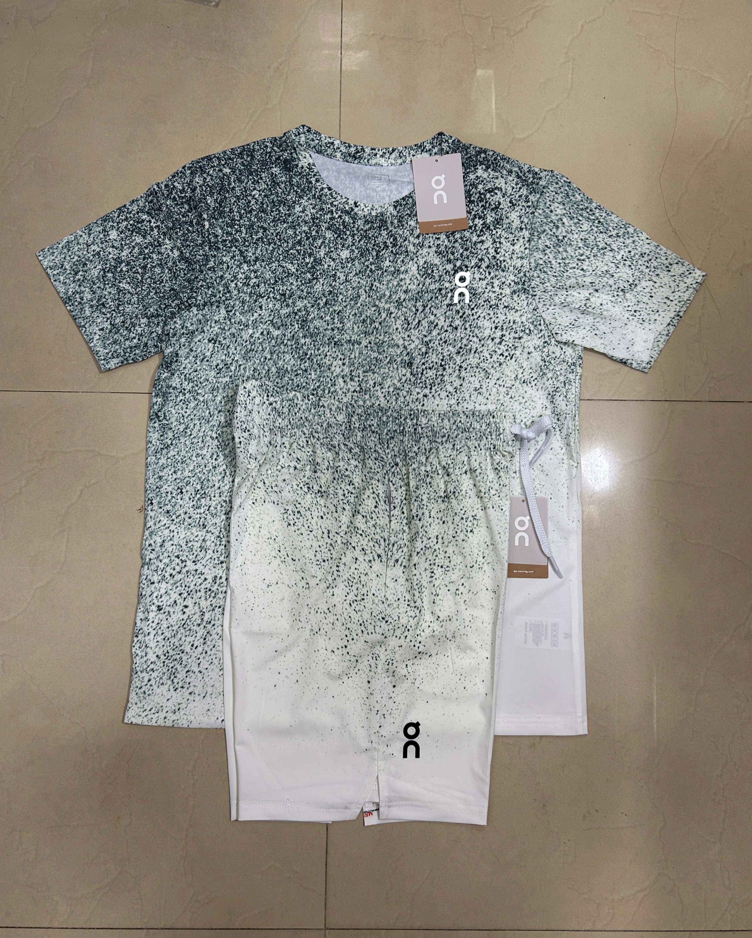 On Matching Sets Short-sleeve T-shirt and shorts set with speckled gradient print image 2