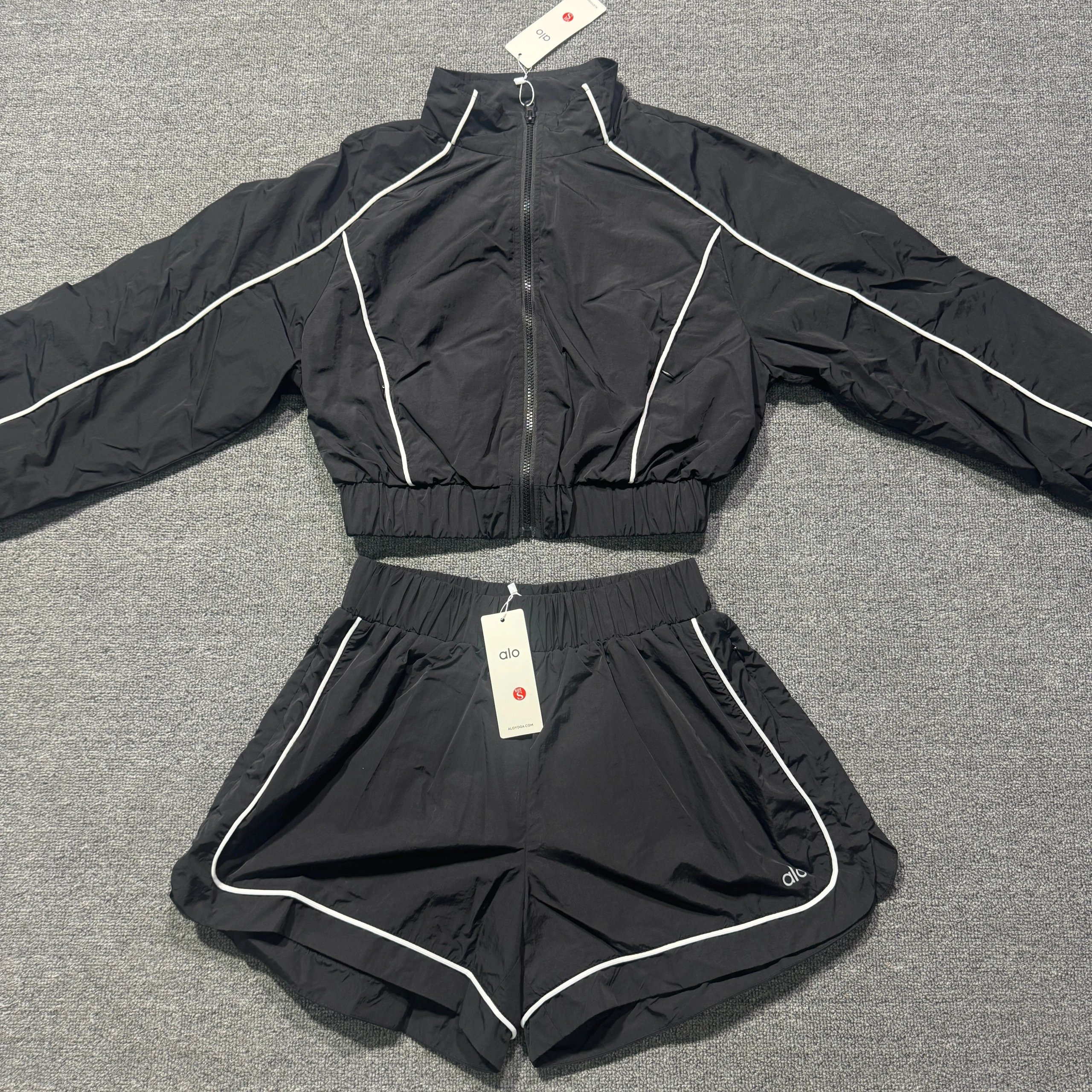 Alo Matching Sets DX 82-7 zip-up jacket and shorts set with contrast piping image 3