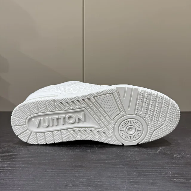 Louis Vuitton Sneakers Pearl-Embellished Low-Top product detail image 9