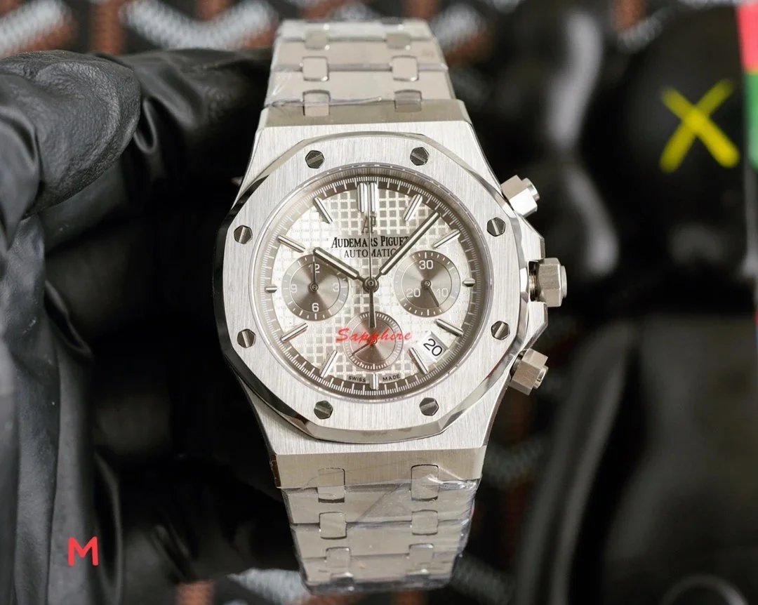 Silver Case, White Dial, Steel Bracelet (Gray Subdials)