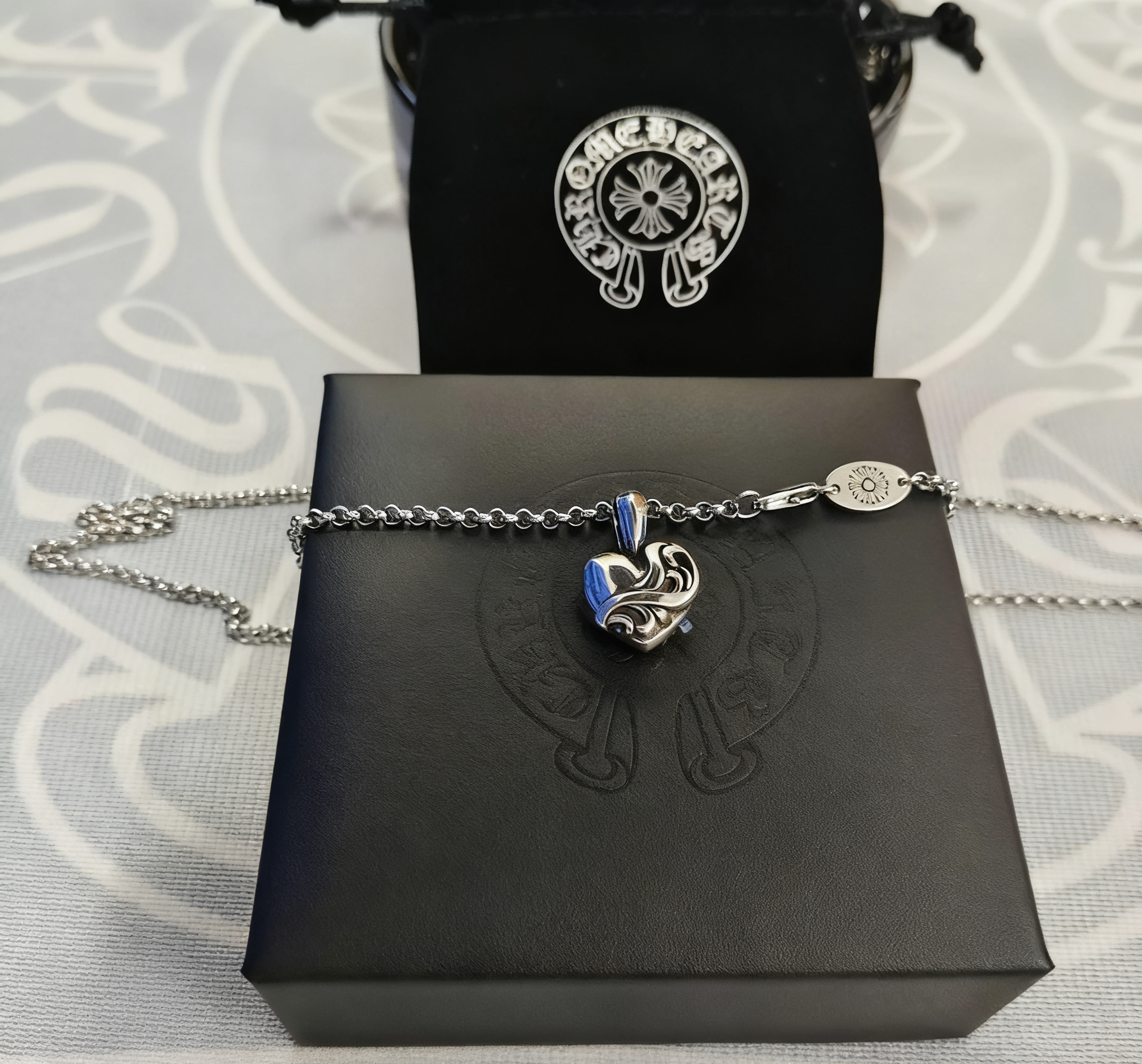 Heart-shaped pendant with a pearl necklace SKU image