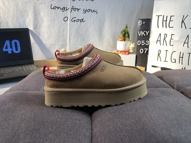 UGG Shoes: seller detail photo 7