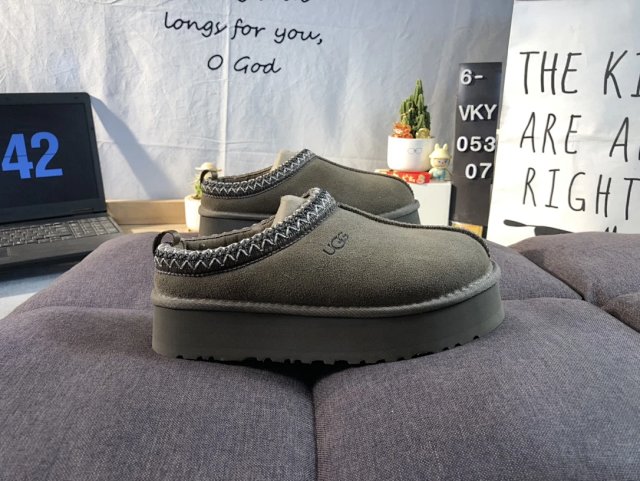 UGG Shoes: seller detail photo 6