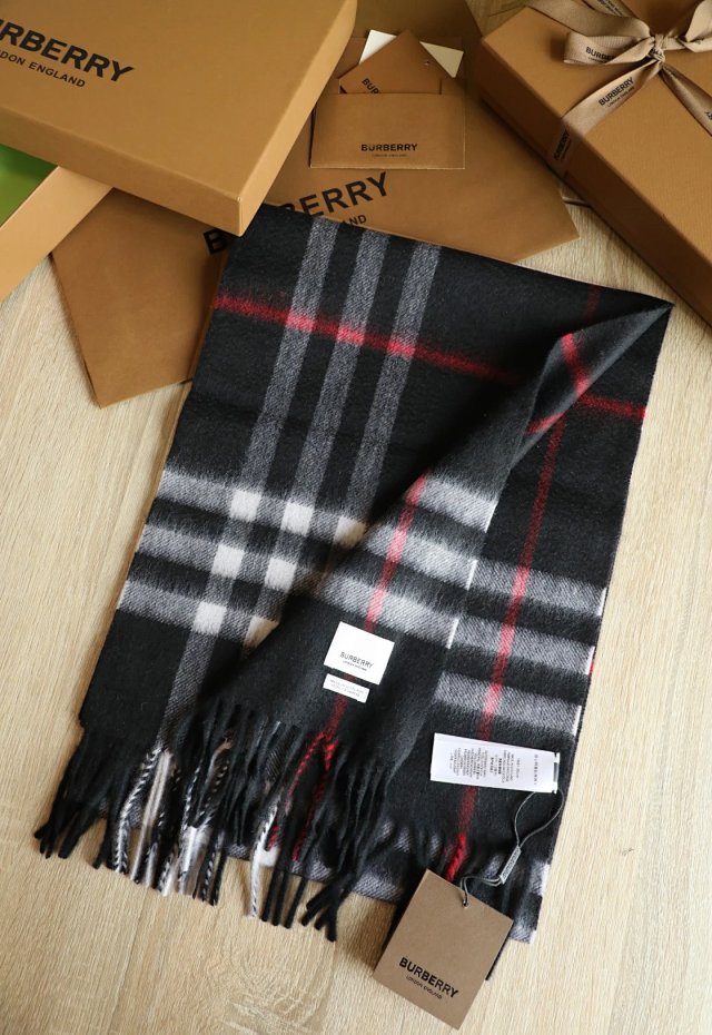 Burberry scarf: seller detail photo 12