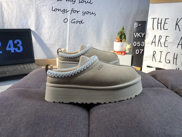 UGG Shoes: seller detail photo 8
