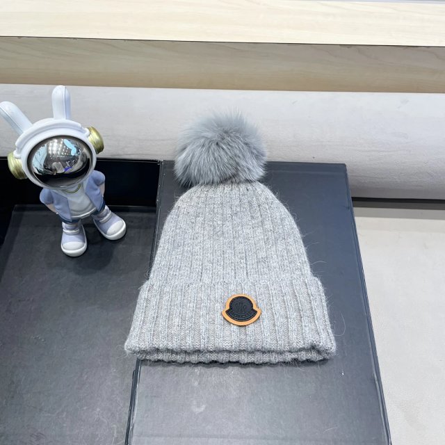Moncler knitted hat: seller detail photo 4