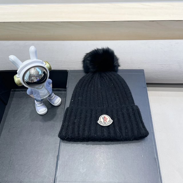 Moncler knitted hat: seller detail photo 3