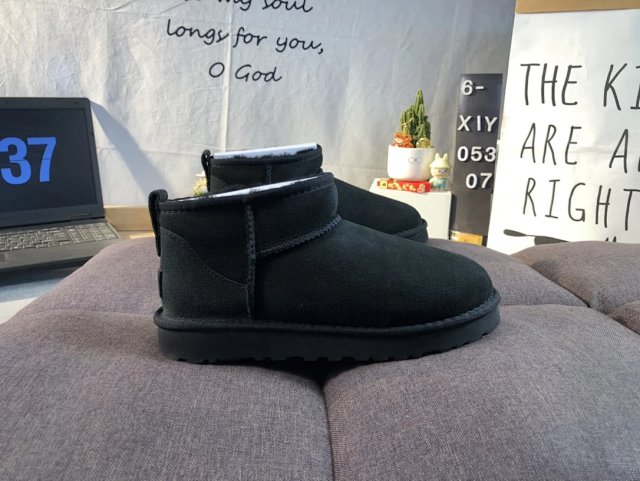 UGG Shoes: seller detail photo 3