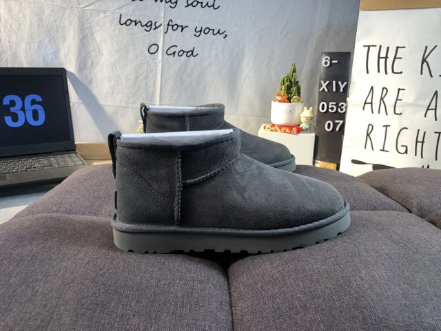 UGG Shoes: seller detail photo 2