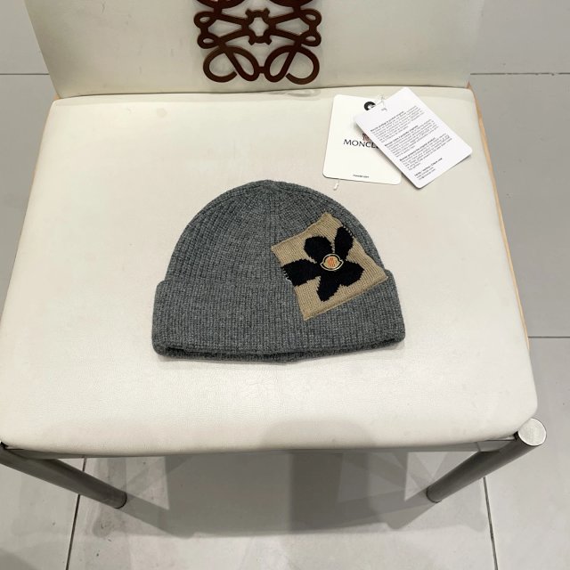 Moncler knitted hat: seller detail photo 2