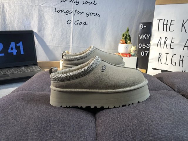 UGG Shoes: seller detail photo 5
