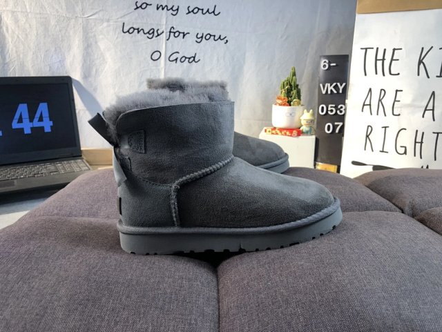 UGG Shoes: seller detail photo 9