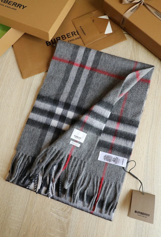 Burberry scarf: seller detail photo 9