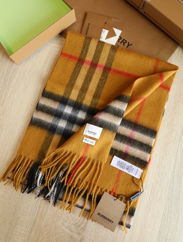 Burberry scarf: seller detail photo 10