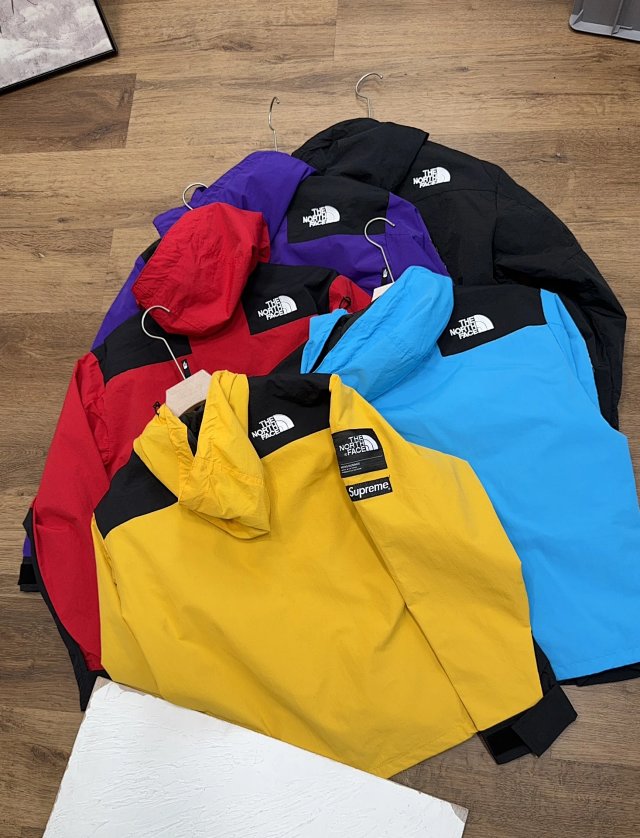 Suprme x The North Face Jacket: seller detail photo 3
