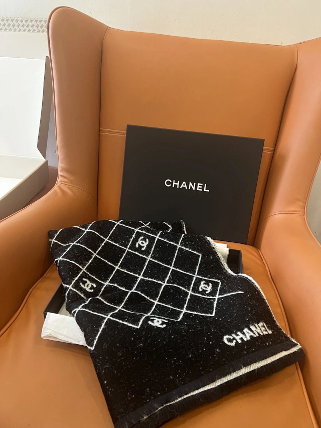Chanel scarf: seller detail photo 3