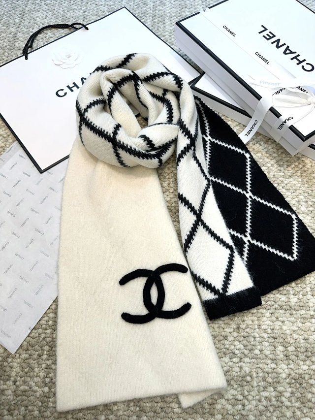 Chanel scarf: seller detail photo 2
