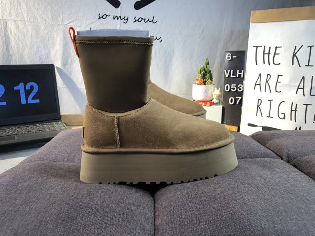 UGG Shoes: seller detail photo 10
