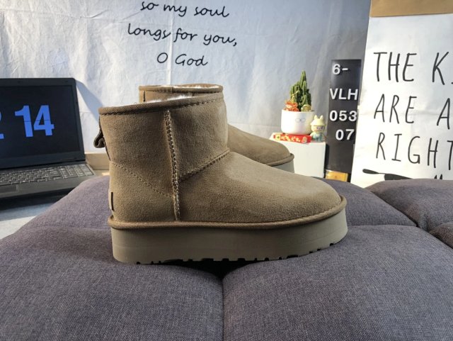 UGG Shoes: seller detail photo 9
