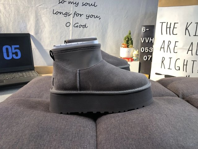 UGG Shoes: seller detail photo 4