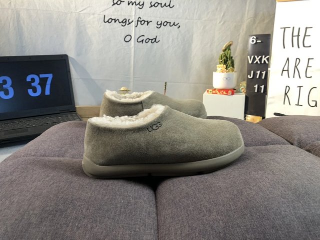 UGG Shoes: seller detail photo 2