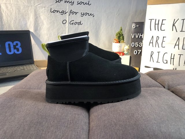 UGG Shoes: seller detail photo 5