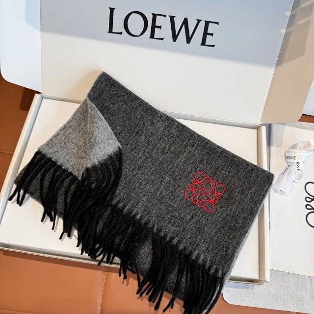 Loewe scarf: seller detail photo 8