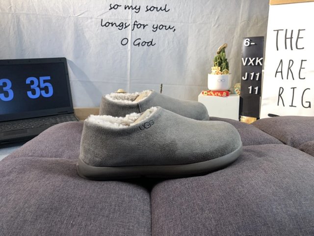 UGG Shoes: seller detail photo 1