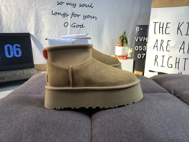 UGG Shoes: seller detail photo 6